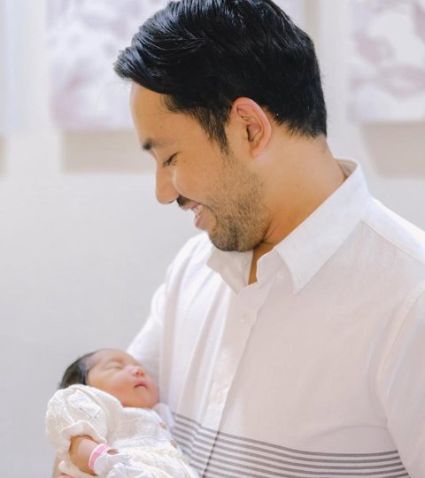 Kiky Saputri dan Suami Gendong Anak Pertama, Potret Kebahagiaan Keluarga Kecil Mereka