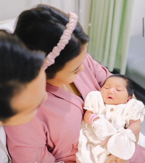 Kiky Saputri dan Suami Gendong Anak Pertama, Potret Kebahagiaan Keluarga Kecil Mereka