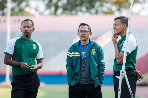 Pelatih Persebaya Surabaya, Bejo Sugiantoro, memberikan arahan saat melawan Bhayangkara FC pada laga Shopee Liga 1 di Stadion Patriot Chandrabhaga, Bekasi, Sabtu (31/8). (Bola.com/Yoppy Renat