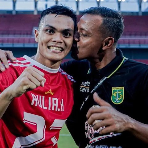 Pelatih Persebaya Surabaya, Bejo Sugiantoro, memberikan arahan saat melawan Bhayangkara FC pada laga Shopee Liga 1 di Stadion Patriot Chandrabhaga, Bekasi, Sabtu (31/8). (Bola.com/Yoppy Renat