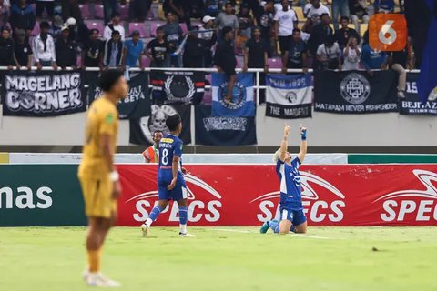 Stadion Manahan di Kota Solo tergenang air saat hujan membasahi laga PSIM Jogjakarta vs Bhayangkara FC pada final Pegadaian Liga 2 2024/2025, Rabu (26/2/2025) sore WIB. (Bola.com/Ana Dewi)