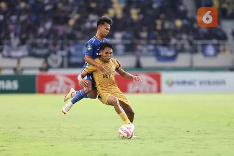 Stadion Manahan di Kota Solo tergenang air saat hujan membasahi laga PSIM Jogjakarta vs Bhayangkara FC pada final Pegadaian Liga 2 2024/2025, Rabu (26/2/2025) sore WIB. (Bola.com/Ana Dewi)