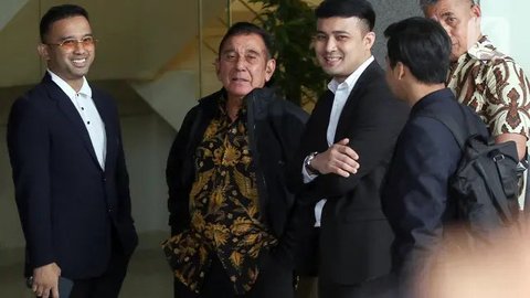 Ketua Umum Pemuda Pancasila (PP) Japto Soerjosoemarno (kedua kiri) bersiap meninggalkan Gedung Merah Putih Komisi Pemberantasan Korupsi (KPK) usai menjalani pemeriksaan di Jakarta, Rabu (26/2/2025). (Liputan6.com/Herman Zakharia)