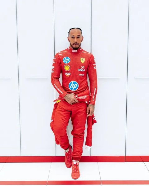 Pembalap Ferrari, Lewis Hamilton melambaikan tangan saat peluncuran tim Formula 1 untuk musim 2025 yang bertajuk 'F1 75' di O2 Arena, London, Selasa (18/02/2025). (AP Photo/Kin Cheung)