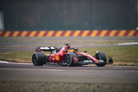 Pembalap Ferrari, Lewis Hamilton melambaikan tangan saat peluncuran tim Formula 1 untuk musim 2025 yang bertajuk 'F1 75' di O2 Arena, London, Selasa (18/02/2025). (AP Photo/Kin Cheung)