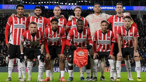 Para pemain PSV merayakan kemenangan timnya atas Juventus dalam laga leg 2 babak play off Liga Champions 2024/2025 di Philips Stadion, Eindhoven, Belanda, Rabu (19/02/2025) waktu setempat. (A
