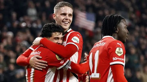 Para pemain PSV merayakan kemenangan timnya atas Juventus dalam laga leg 2 babak play off Liga Champions 2024/2025 di Philips Stadion, Eindhoven, Belanda, Rabu (19/02/2025) waktu setempat. (A