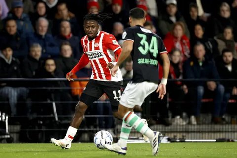 Para pemain PSV merayakan kemenangan timnya atas Juventus dalam laga leg 2 babak play off Liga Champions 2024/2025 di Philips Stadion, Eindhoven, Belanda, Rabu (19/02/2025) waktu setempat. (A