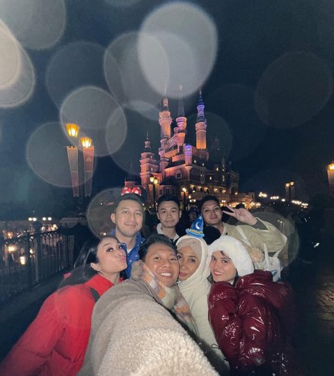 Marsha Aruan Seru-Seruan di Shanghai Disneyland, Eh Lagi-Lagi Bareng Vicky Syaputra!