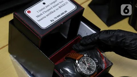 Calon peserta lelang melihat salah satu jam tangan mewah yang hasil rampasan Komisi Pemberantasan Korupsi (KPK) di Gudang Rampasan KPK, Jakarta, Kamis (27/2/2025). (Liputan6.com/Herman Zakharia)