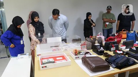 Suasana pelaksanaan Aanwijzing Barang Lelang Hasil Rampasan Komisi Pemberantasan Korupsi (KPK) dari berbagai barang bukti hasil korupsi di Gudang Rampasan KPK, Jakarta, Kamis (27/2/2025). (Liputan6.com/Herman Zakharia)