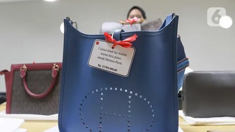 Para calon peserta lelang juga dapat melihat barang yang diminati terlebih dahulu. (Liputan6.com/Herman Zakharia)