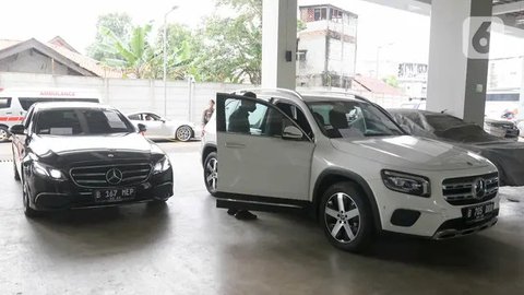 Di antara barang hasil rampasan perkara korupsi yang dilelang KPK kali ini terdapat berbagai merek mobil seperti Mercedes, Jeep Cherokee, dan Hyundai. (Liputan6.com/Herman Zakharia)