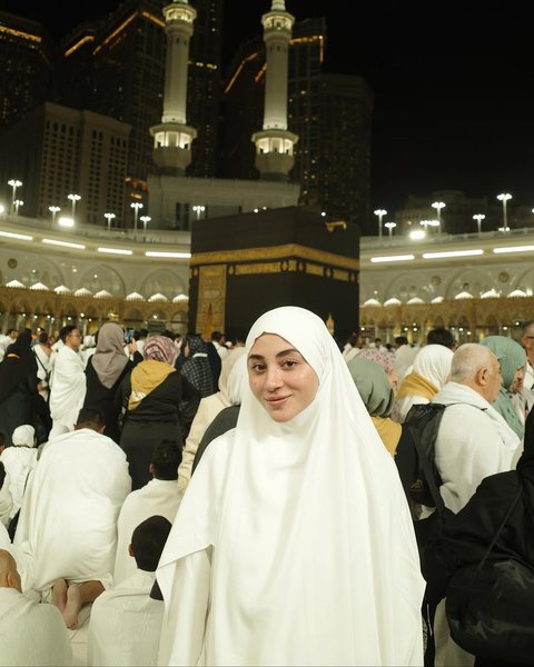 Potret Cantik Margin Wieheerm Jalani Ibadah Umrah Sendiri Tanpa Ali Syakieb, Tetap Terlihat Bahagia