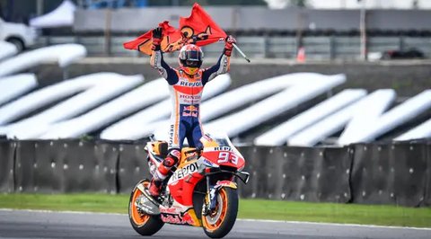Pebalap Ducati Lenovo Team Francesco Bagnaia (tengah), Enea Bastianini (kiri) dan Jorge Martin berpose usai sesi kualifikasi MotoGP Thailand di Sirkuit Internasional Buriram, Sabtu 26 Oktober
