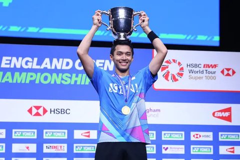 Aksi tunggal putri Indonesia, Gregoria Mariska Tunjung, pada perempat final Indonesia Open 2024 di Istora Senayan, Jakarta, Jumat (7/6/2024). (Bola.com/Bagaskara Lazuardi)