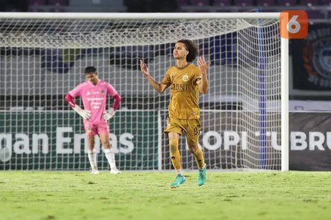 Striker PSIM Yogyakarta, Rafinha melakukan selebrasi setelah mencetak gol lewat tendangan bebas ke gawang Bhayangkara FC dalam laga final Pegadaian Liga 2 2024/2025 yang digelar di Stadion Ma