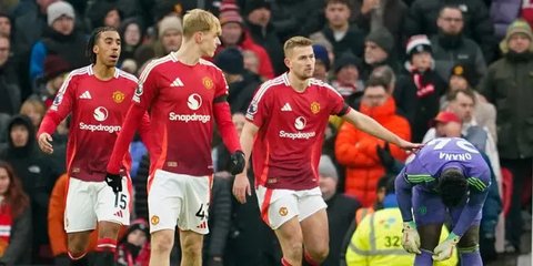 Kekecewaan skuad Manchester United usai kebobolan dalam laga Premier League versus Brighton, Minggu (19/1/2025). (c) AP Photo/Dave Thompson