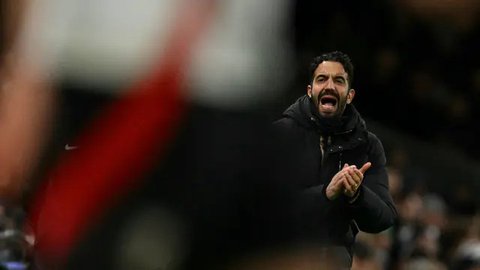 Pelatih Manchester United, Ruben Amorim memberikan instruksi ke pemainnya pada laga lanjutan Liga Inggris 2024/2025 melawan Fulham di Craven Cottage, London, Senin (27/01/2025) dini hari