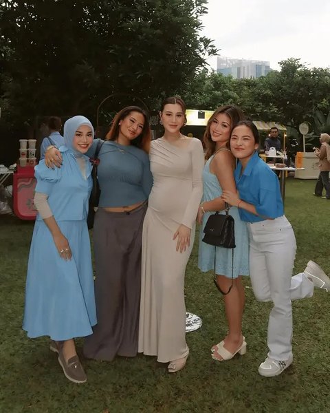Potret tamu artis di gender reveal Aaliyah Massaid. (sumber: Instagram/aurelie.hermansyah)