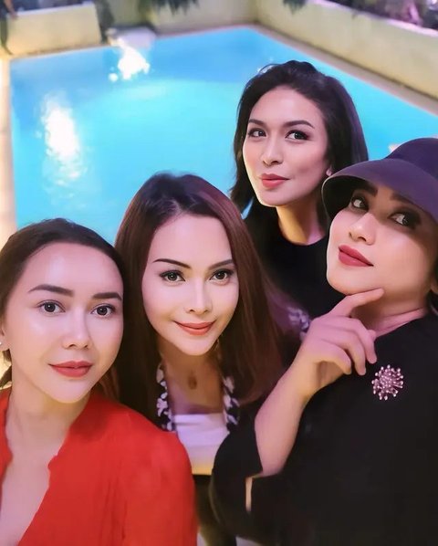 Potret Aura Kasih Bergaun Merah di Ultah ke-38 (Sumber: Instagram/aurakasih)