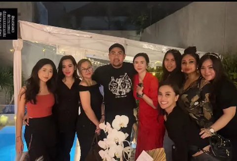 Potret Aura Kasih Bergaun Merah di Ultah ke-38 (Sumber: Instagram/aurakasih)