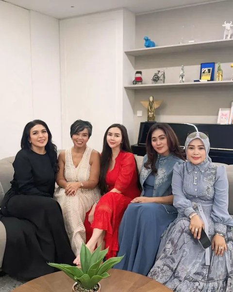 Potret Aura Kasih Bergaun Merah di Ultah ke-38 (Sumber: Instagram/aurakasih)