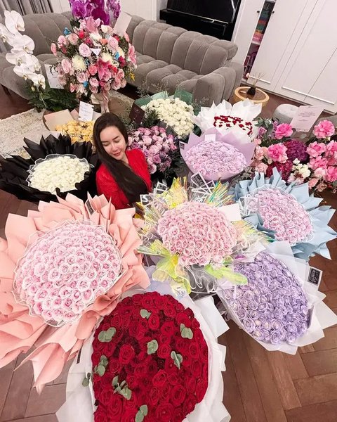 Potret Aura Kasih Bergaun Merah di Ultah ke-38 (Sumber: Instagram/aurakasih)
