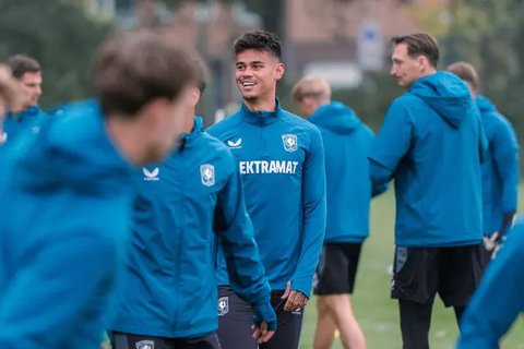 Mees Hilgers menjalani latihan bersama FC Twente jelang menjamu Fenerbahce di Liga Europa 2024/2025. Laga itu akan digelar, Jumat (4/10/2024) dini hari WIB. (Dok. FC Twente).