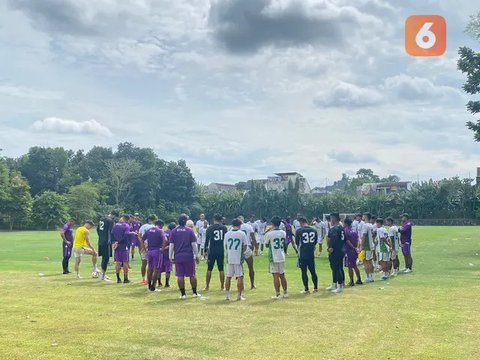 PSS Sleman menjalani latihan reguler di Lapangan Independent School (YIS), Sleman, Yogyakarta, Rabu (12/2/2025) pagi WIB. (Bola.com/Ana Dewi)