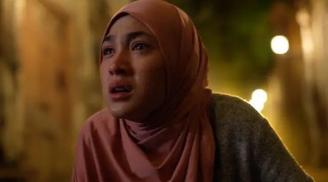 Episode pertama langsung curi perhatian, Cinta di Ujung Sajadah menceritakan tentang Rindu yang diusir oleh suaminya, Fauzan (Zikri Daulay) akibat fitnah yang menuduhnya pernah bekerja