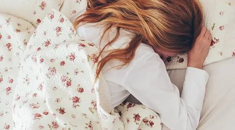 Jika sampai sekarang Anda masih tidur dengan posisi tengkurap, mungkin satu tips sederhana di bawah ini bisa membantu Anda.
