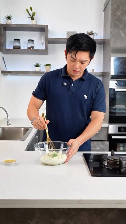 Nicky Tirta Kini Jadi Chef Ganteng, Tak Pelit Bagikan Resep Klepon Cake Estetik: Cocok Jadi Menu Bukber Keluarga hingga Sahabat