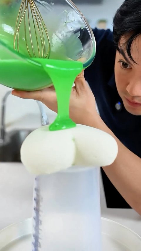 Nicky Tirta Kini Jadi Chef Ganteng, Tak Pelit Bagikan Resep Klepon Cake Estetik: Cocok Jadi Menu Bukber Keluarga hingga Sahabat