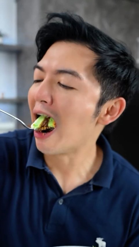 Nicky Tirta Kini Jadi Chef Ganteng, Tak Pelit Bagikan Resep Klepon Cake Estetik: Cocok Jadi Menu Bukber Keluarga hingga Sahabat