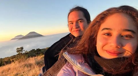 Foto-foto yang dibagikan menunjukkan betapa mereka menikmati setiap momen, mulai dari pendakian hingga menikmati pemandangan di puncak Gunung Prau. Kebersamaan mereka yang penuh keceriaan