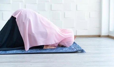 Ilustrasi Muslimah Menunaikan Sholat Credit: freepik.com