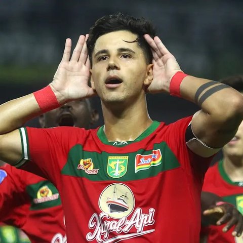 Selebrasi winger Persebaya Surabaya, Bruno Moreira, setelah membobol gawang PSS Sleman pada pekan 1 BRI Liga 1 2024/2025 di Stadion Gelora Bung Tomo, Minggu (11/8/2024). (Bola.com/Aditya