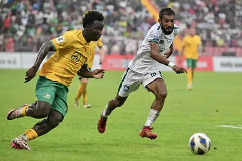 Pemain Timnas Australia, Nestory Irankunda (kiri/AFP)