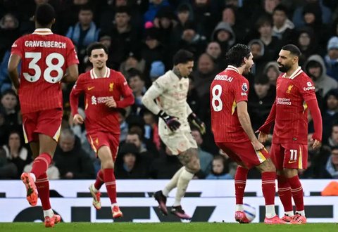 Dua pemain Liverpool, Mohamed Salah dan Dominik Szoboszlai (dua paling kanan) merayakan gol ke gawang Man City pada lanjutan Liga Inggris 2024/2025 di Etihad Stadium, Minggu (23/2/2025