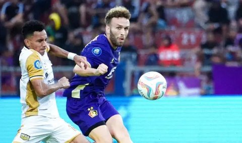 Momen Ze Valente (kanan) merumput bersama Persik Kediri pada BRI Liga 1 2023/2024. (Gatot Sumitro/Bola.com)