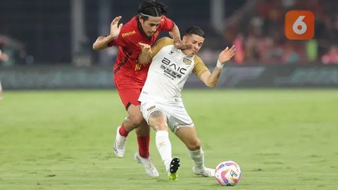 Gelandang Persija Jakarta, Hanif Sjahbandi mencoba merebut bola dari penguasaan gelandang Dewa United, Alexis Messidoro dalam laga BRI Liga 1 2024/2025 di Stadion Gelora Bung Karno, Jakarta