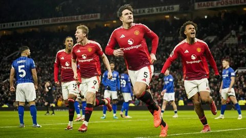Pemain Manchester United, Harry Maguire merayakan gol kemenangan timnya ke gawang Ipswich Town dalam laga lanjutan Liga Inggris 2024/2025 di Old Trafford, Manchester, Inggris, Kamis