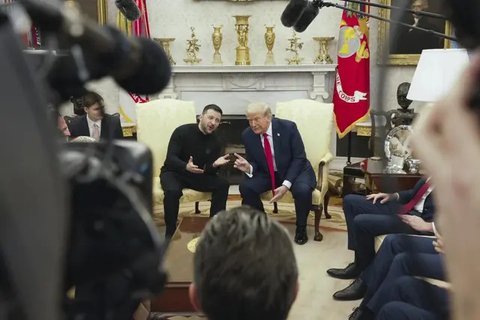 Presiden Donald Trump dan Presiden Ukraina Volodymyr Zelenskyy adu mulut di Ruang Oval, Gedung Putih pada Jumat (28/2/2025), saat membahas perang Ukraina-Rusia. (AP)