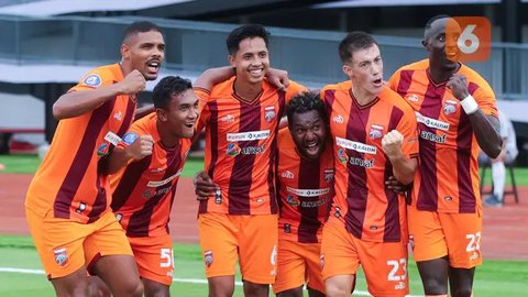 Para pemain Borneo FC merayakan gol yang dicetak oleh Mariano Peralta ke gawang Persita Tangerang pada laga pekan ke-24 BRI Liga 1 2024-2025 di Stadion Indomilk Arena, Tangerang, Sabtu