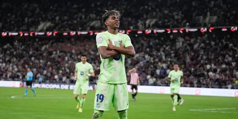 Selebrasi Lamine Yamal dalam laga semifinal Supercopa de Espana 2025 antara Athletic Bilbao vs Barcelona, Kamis (9/1/2025). (c) AP Photo/Altaf Qadri