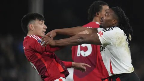Pemain Manchester United, Lisandro Martinez bersitegang dengan pemain Fulham, Adama Traore pada laga lanjutan Liga Inggris 2024/2025 di Craven Cottage, London, Senin (27/01/2025) dini hari