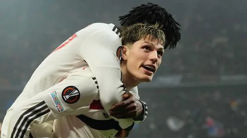 Pemain Manchester United, Kobbie Mainoo, merayakan golnya bersama Alejandro Garnacho setelah mencetak gol kedua bagi timnya dalam pertandingan fase liga Liga Europa antara FCSB dan