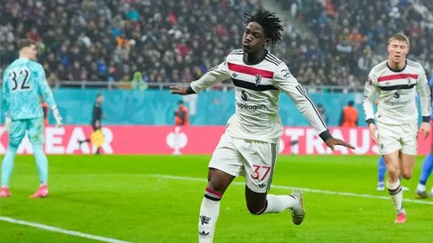 Kemudian, Mainoo sendiri mencatatkan namanya di papan skor. Tendangan placing yang ia lesatkan menyambut umpan Alejandro Garnacho membuat kiper lawan tak berkutik. (AP Photo/Andreea
