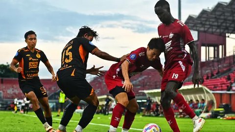 Pemain PSM Makassar, Daisuke Sakai, saat mencoba menjaga bola dari kawalan pemain Persija Jakarta di Stadion Kapten I Wayan Dipta, Gianyar, Minggu (23-2-2025). (Bola.com/Alit Binawan)